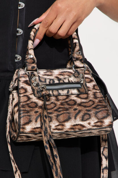 Cartera de Mano con Estampado de Leopardo y Correa Ajustable - Image 3